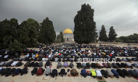 20 Ribu Jamaah Tunaikan Sholat Jumat di Masjid Al-Aqsa. Pria Muslim sholat Jumat, di samping Masjid Kubah Batu di kompleks Masjid Al Aqsa di kota tua Yerusalem. Ilustrasi