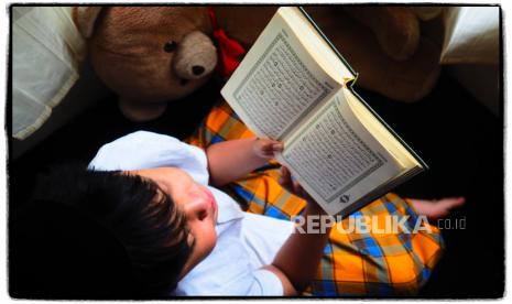  Raih Keutamaan Membaca Surat Al Kahfi di Hari Jumat.  Foto: Anak sedang membaca Alquran