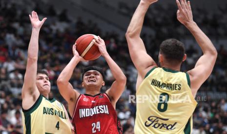 Pebasket Timnas Indonesia Agassi Yeshe Goantara (tengah) melakukan lay up dengan dihadang pebasket timnas Australia Ben Henshall (kiri) dan Isaac Bradley Humphries (kanan) dalam laga Grup A Kualifikasi FIBA Asia Cup 2025 di Indonesia Arena, Gelora Bung Karno (GBK), Senayan, Jakarta, Ahad (25/2/2024). Timnas basket Indonesia dikalahkan Australia dengan skor akhir 51-106.