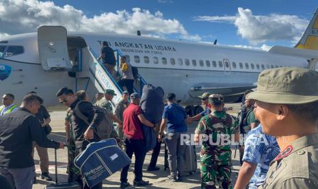 Sejumlah petugas memasuki pesawat milik TNI AU untuk membawa pilot Susi Air Phillip Mark Mehrtens ke Jakarta dari Pangkalan TNI AU Yohanis Kapiyau Timika, Papua Tengah, Sabtu (21/9/2024).