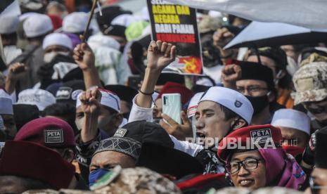 Sejumlah massa melakukan aksi unjuk rasa menolak RUU Haluan Ideologi Pancasila (HIP) di depan Gedung DPR, Jakarta, Rabu, (24/6). Massa yang tergabung dalam Aliansi Nasional Anti Komunis tersebut menolak Rancangan Undang-Undang (RUU) Haluan Ideologi Pancasila (HIP) agar segera dicabut dan dibatalkan dari prolegnas. Republika/Putra M. Akbar