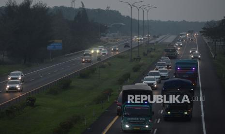 Kendaraan melintas saat diberlakukannya manajemen lalu lintas satu arah di Tol Cipali Km 78 arah Palimanan, Jawa Barat, Selasa (18/4/2023). Pada Kamis dini hari dilakukan contraflow di Tol Cikampek dari Km 36 hingga Km 72.