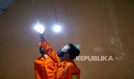 Petugas Basarnas melakukan pengecekan kondisi lampu penerangan Bunker Tunggularum, Sleman, Yogyakarta, Jumat (8/1). 