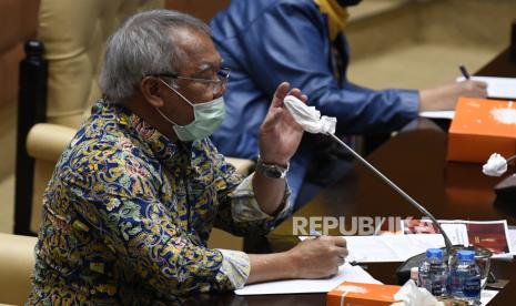 Menteri Pekerjaan Umum dan Perumahan Rakyat Basuki Hadimuldjono mengikuti Rapat Kerja dengan Komisi V DPR di Kompleks Parlemen Senayan, Jakarta, Rabu (24/6/2020). Rapat tersebut membahas pembicaraan pendahuluan RKA K/L dan RKP Tahun 2021 Kementerian PUPR. 