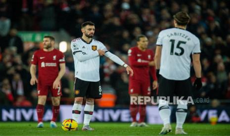 Pemain Manchester United Bruno Fernandes  bereaksi pada pertandingan sepak bola Liga Premier Inggris antara Liverpool FC dan Manchester United di Liverpool, Inggris,   Senin (6/3/2023) dini hari WIB.