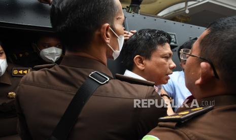 Mantan Kadiv Propam Polri Ferdy Sambo dikawal petugas Brimob menuju kendaraan taktis saat proses pelimpahan berkas perkara tahap dua di Gedung Kejaksaan Agung, Jakarta, Rabu (5/10/2022). Penyidik Bareskrim Polri menyerahkan 11 tersangka dan barang bukti kepada Kejaksaan Agung dalam pelimpahan tahap dua terkait kasus pembunuhan berencana Brigadir J dan 