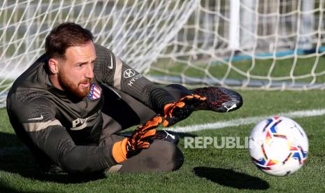 Kiper Atletico Madrid Jan Oblak saat menjalani sesi latihan.