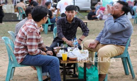 Umat Islam berbuka puasa saat Festival Ramadhan di Banda Aceh, Kamis (13/4/2023). 