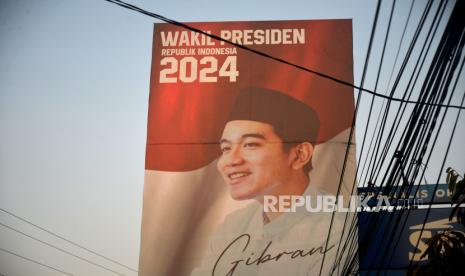 Baliho bergambar Walikota Surakarta Gibran Rakabuming Raka bertuliskan Wakil Presiden 2024 terpasang di Jalan Gito-Gati, Sleman, Yogyakarta, Kamis (28/9/2023). Baliho dengan ukuran 3x5 meter ini dipasang oleh simpatisan Gibran. Sebanyak 15 baliho bergambar Gibran terpasang di Daerah Istimewa Yogyakarta, salah satunya di Sleman. Rencananya baliho ini akan terpasang hingga Gibran menjadi Cawapres 2024.