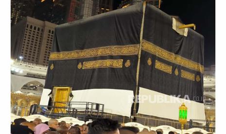 Di tengah proses penggantian kiswah Kabah di Masjidil Haram, Makkah, Arab Saudi pada Selasa (18/7/2023) malam bertepatan dengan awal dari tahun baru Islam pada 1 Muharram 1445 Hijriyah.