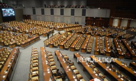 Sejumlah anggota DPR mengikuti Rapat Paripurna DPR di Kompleks Parlemen, Senayan, Jakarta, Selasa (18/1/2022). DPR RI resmi mengesahkan Rancangan Undang-Undang Tindak Pidana Kekerasan Seksual (RUU TPKS) menjadi RUU usulan inisiatif DPR RI. Prayogi/Republika.