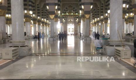 Masjid Nabawi terus berupaya meningkatkan layanan dalam menyambut tamu Allah dari berbagai negara. Layanan tersebut mencakup banyak hal. Hal tersebut diungkap Direktur Pelayanan Jamaah Masjid Nabawi Ahmad Bin Ali Al Johan kemudian menemui Tim Media Center Haji (MCH) Daerah Kerja Madinah, Sabtu (17/6/2023).