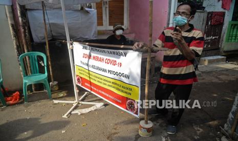 Warga berjaga di zona merah COVID-19 RT 006 RW 03, Petogogan, Kebayoran Baru, Jakarta. Sebanyak 28 Rukun Tetangga (RT) di DKI Jakarta masuk zona merah Covid-19.