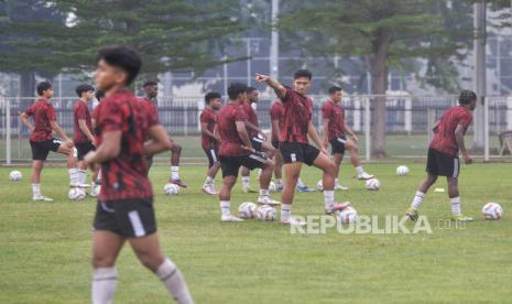 Sejumlah pemain Timnas U-20 Indonesia mengikuti sesi latihan di Lapangan ABC, Kompleks Gelora Bung Karno, Senayan, Jakarta, Jumat (24/5/2024). Timnas U-20 Indonesia menjalani sesi latihan sekaligus persiapan akhir sebelum berangkat ke Italia dan Prancis. Timnas U-20 Indonesia akan berlaga dalam Turnamen Toulon di Prancis namun jelang turnamen tersebut, Garuda Muda akan melakukan pemusatan latihan di Como, Italia.