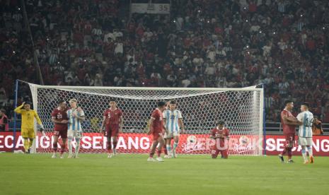 Pemain timnas Indonesia dan Argentina seusai laga FIFA Matchday di Stadion Gelora Bung Karno, Senayan, Jakarta, Senin (19/6/2023). Ribuan es krim Aice menambah semarakan laga Indonesia vs Argentina