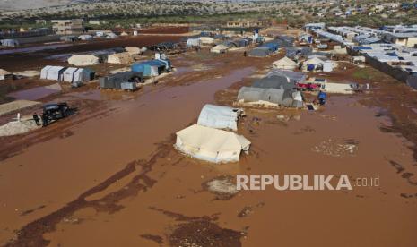  Pemandangan kamp pengungsian banjir provinsi Idlib, Suriah, terlihat Selasa, 21 Desember 2021. Perserikatan Bangsa-Bangsa (PBB) telah memutuskan untuk mengurangi jumlah barang dalam keranjang makanan darurat bulanan kepada keluarga dan individu miskin di barat laut Suriah.