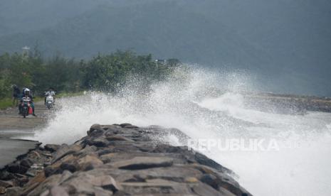 Tim Pusat Penelitian dan Pengembangan Geologi Kelautan (P3GL) Badan Litbang Kementerian ESDM melakukan penelitian dalam rangkaian rangkaian pra feasibility study (pra FS) pemanfaatan arus laut dalam pembangkit listrik tenaga arus laut, di Selat Pantar, Nusa Tenggara Timur (NTT). 