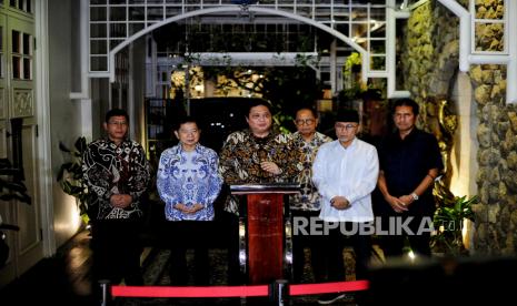 Ketua Umum Partai Golkar Airlangga Hartarto (ketiga kiri) bersama Ketua Umum PAN Zulkifli Hasan (kedua kanan) dan Ketua Umum PPP Suharso Monoarfa (kedua kiri) menyampaikan keterangan pers usai melakukan pertemuan di kawasan Menteng, Jakarta Pusat, Kamis (12/5/2022). Pertemuan tersebut dalam rangka silaturahmi lebaran 1443 Hijriah sekaligus membahas tentang koalisi persatuan antara Partai Golkar, PAN dan PPP. Republika/Thoudy Badai