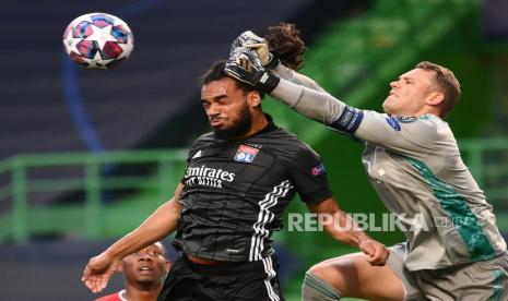 Pemain Lyon Jason Denayer beraksi melawan Kiper Bayern Muenchen, Manuel Neuer (kanan) pada pertandingan semifinal Liga Champions  antara Olympique Lyon dan Bayern Munich di Lisbon, Portugal, pada Rabu (19/8)..