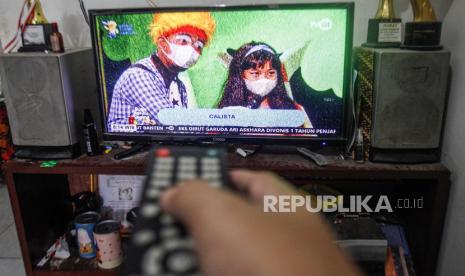 Warga menonton televisi di rumahnya.  Proses Analog Switch Off (ASO) atau migrasi dari siaran tv analog ke digital terus dilakukan (ilustrasi) 