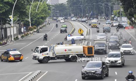 Petugas gabungan dari TNI dan Palang Merah Indonesia (PMI) melakukan penyemprotan cairan disinfektan dengan menggunakan mobil gunners spraying di depan stasiun Gambir, Jakarta, Jumat (8/5/2020). Menurut dokumen terbaru WHO, penyemprotan disinfektan di area publik dapat membahayakan kesehatan.