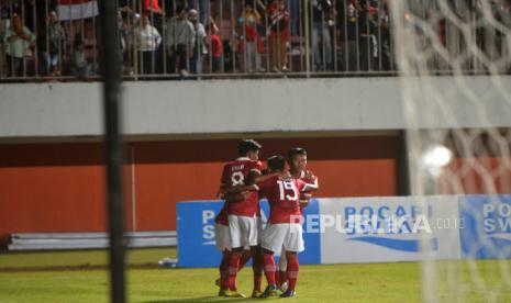 Penyerang Timnas Indonesia U16 Kaka Purwanto (8) bersama pemain lain melakukan selebrasi usai membobol gawang Timnas Vietnam U16 saat pertandingan terakhir penyisihan grup A AFF U16 Putra 2022 di Stadion Maguwoharjo, Sleman, Yogyakarta, Sabtu (6/8/2022). Pada laga semifinal, Rabu (10/8/2022), Indonesia akan melawan Myanmar. (ilustrasi)