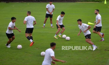 Pesepak bola Timnas Indonesia berlatih di Lapangan A Kompleks Gelora Bung Karno (GBK), Senayan, Jakarta, Rabu (4/1/2023). Latihan tersebut dilakukan mejelang menghadapi Vietnam di laga semifinal Piala AFF 2022 pada Jumat (6/1/2023). Latihan tersebut sempat batal digelar karena hujan deras yang mengakibatkan lapangan becek dan tergenang. 