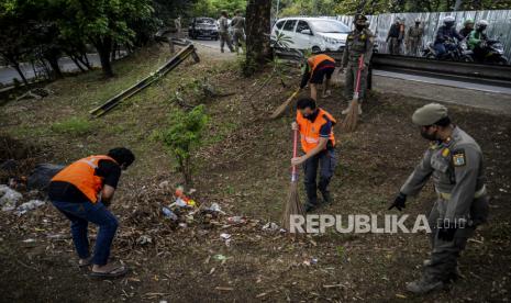 Sejumlah warga pelanggar protokol kesehatan mendapatkan sanksi kerja sosial menyapu di perbatasan Depok-Jakara, Sabtu (5/9). Operasi masker yang dilakukan petugas gabungan Jawa Barat dengan DKI Jakarta tersebut sebagai bentuk pengawasan dan penindakan bagi pelanggar protokol kesehatan Covid-19. Republika/Putra M. Akbar