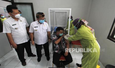 Bupati Cirebon Imron Rosyadi (dua kiri) melihat proses simulasi uji coba vaksinasi COVID-19 di Puskesmas Talun, Kabupaten Cirebon, Jawa Barat, Rabu (6/1/2021). Simulasi tersebut dilakukan setelah puskesmas tersebut ditunjuk sebagai salah satu lokasi pelaksanaan ujicoba vaksinasi COVID-19 di Kabupaten Cirebon dengan memastikan kesiapan mulai dari alur proses vaksinasi, tenaga kesehatan, observasi, penerapan protokol kesehatan. 