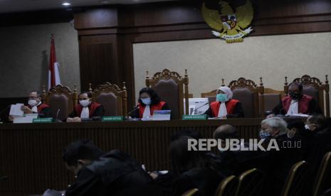 Ketua Majelis Hakim Rosmina (tengah) memimpin sidang secara virtual pembacaan vonis kasus dugaan korupsi  PT Asuransi Jiwasraya (Persero) dengan terdakwa Direktur Utama PT Hanson International Tbk Benny Tjokrosaputro dan Komisaris Utama PT Trada Alam Minera Heru Hidayatl, di Pengadilan Tipikor, Jakarta, Senin (26/10/2020).  Sidang  tersebut dengan agenda pembacaan vonis untuk dua terdakwa mantan Komisaris PT Hanson International Tbk Benny Tjokrosaputro dan mantan Presiden Komisaris PT Trada Alam Minera (Tram) Heru Hidayat  terkait kasus dugaan korupsi dan tindak pidana pencucian uang (TPPU). ANTARA FOTO/ Reno Esnir. 