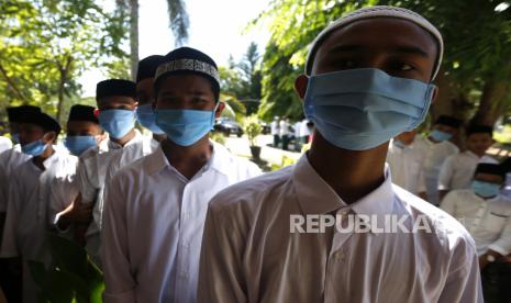 Santri pesantren Mahyal Ulum Al Aziziyah, Sibreh antre mengikuti rapid test COVID-19 setelah libur panjang di Aceh Besar, Aceh, Kamis (11/6/2020). Pesantren di provinsi Aceh kembali melaksanakan aktivitas belajar mengajar setelah libur panjang terkait COVID-19 dan bulan Ramadhan dengan mengedepankan protokol kesehatan jelang era normal baru guna mencegah penyebaran COVID-19 ANTARA FOTO/Irwansyah Putra/aww