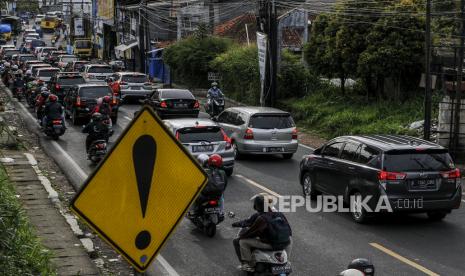 Suasana kepadatan kendaraan di jalur wisata Puncak, Cisarua, Kabupaten Bogor, Jawa Barat, Senin (28/2/2022). Tingginya volume kendaraan wisatawan saat libur Ira Miraj membuat terjadinya kepadatan kendaraan di jalur wisata Puncak sehingga harus diberlakukan sistem satu arah untuk mengurai kemacetan. Kapolres: Tidak Ada Warga Meninggal Terjebak Macet di Puncak