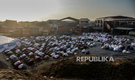 Jamaah melaksanakan shalat Idul Adha di lapangan Pangkalan Pasir, Cilincing Baru, Jakarta Utara, Selasa (20/7). Sejumlah umat muslim tetap melaksanakan ibadah shalat Idul Adha ditengah pemberlakuan PPKM Darurat dengan menerapkan protokol kesehatan yang ketat..