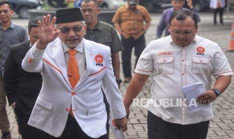 Presiden PKS Ahmad Syaikhu berjalan untuk menyampaikan keterangan pers tentang musyawarah Majelis Syuro PKS di Kantor DPP PKS, Jakarta, Sabtu (10/8/2024). Presiden PKS Ahmad Syaikhu mengatakan bahwa musyawarah Majelis Syuro PKS memutuskan untuk melanjutkan komunikasi dengan para pimpinan partai politik hal itu sebagai upaya untuk membangun Indonesia yang lebih baik.