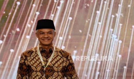 Gubernur Jawa Tengah Ganjar Pranowo saat menerima piagam penghargaan dalam ajang Baznas Award 2023 di Jakarta, Selasa (21/3/2023). Dalam acara tersebut, Republika berhasil mendapatkan anugerah Baznas Award 2023 kategori Media Cetak Pewarta Gerakan Zakat Terbaik. Selain itu sejumlah pemimpin daerah dan Gubernur Jawa Tengah turut hadir menerima penghargaan kategori Gubernur Pendukung Utama Pengelolaan Zakat.