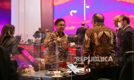 Menteri Kesehatan Budi Gunadi Sadikin (dua kiri) menyapa Dirjen WHO Tedros Adhanom Ghebreyesus (tiga kanan) saat pertemuan Health Ministerial Meeting (HMM) G20 Indonesia di Sleman, DI Yogyakarta, Senin (20/6/2022). Pertemuan pertama pada sesi terakhir Health Ministerial Meeting (HMM) G20 tersebut membahas tentang penanganan Penyakit Tuberkulosis dan memperkuat konsep ‘one health’ untuk mitigasi pandemi di masa depan. 