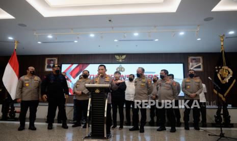 Kapolri Jenderal Pol Listyo Sigit Prabowo (tengah) memberikan keterangan pers terkait tersangka baru kasus dugaan penembakan Brigadir J di Mabes Polri, Jakarta, Selasa (9/8/2022). Timsus Polri secara resmi menetapkan mantan Kadiv Propam Irjen Pol Ferdy Sambo sebagai tersangka. Republika/Putra M. Akbar