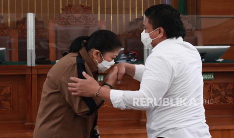 Terdakwa kasus pembunuhan berencana Brigadir Yosua Hutabarat, Putri Candrawathi mencium tangan suaminya Ferdy Sambo (kanan). Ferdy Sambo dan Putri akan menjalani sidang dengan agenda pembacaan vonis besok.