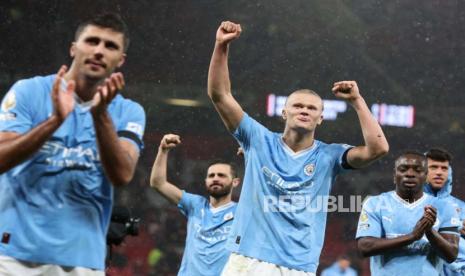 Pemain Manchester City, Rodrigo Hernandez Cascante, Bernardo Silva, Erling Haaland, dan Jeremy Doku (dari kiri ke kanan) selebrasi usai menekuk MU 3-0 dalam lanjutan Liga Inggris, Senin (29/10/2023).