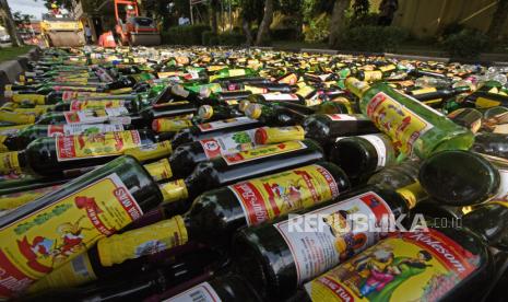 Petugas mengoperasikan alat berat saat pemusnahan ribuan botol minuman keras ilegal (ilegal)