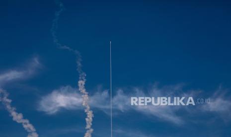 Rockets are launched from the coastal Gaza strip towards Israel by militants of the Ezz Al-Din Al Qassam militia, the military wing of Hamas movement, in Gaza City, 07 October 2023. Rocket barrages were launched from the Gaza Strip early Saturday in a surprise attack claimed by the Islamist movement Hamas.  