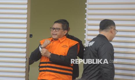 Sekjen PDIP Hasto Kristiyanto menggunakan rompi tahanan KPK usai menjalani pemeriksaan di Gedung Merah Putih KPK, Jakarta, Kamis (20/2/2025). KPK resmi menahan Hasto atas kasus dugaan suap penggantian antarwaktu (PAW) anggota DPR  dan perintangan penyidikan. Hasto ditahan setelah menjalani pemeriksaan kedua sebagai tersangka.Hasto terlihat keluar dari ruang pemeriksaan mengenakan rompi tahanan pada pukul 18.08 WIB dengan kedua tangan yang sudah terborgol.