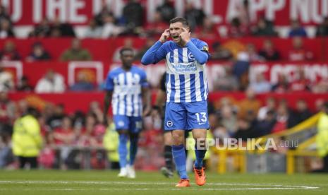 Pemain Brighton and Hove Albion Pascal Gross merayakan gol timnya ke gawang Manchester United dalam lanjutan Liga Primer Inggris. Brighton mengalahkan MU 3-1.