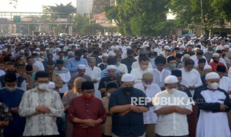 Ilustrasi sholat jamaah. Sholat berjamaah lebih utama dibandingkan dengan sholat sendirian 