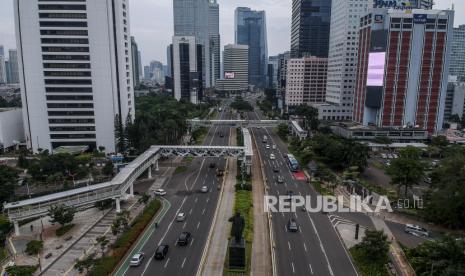 Kebijakan PSBB Transisi agar tidak dimaknai adanya pelonggaran atau dispensasi untuk melanggar protokol kesehatan. [Ilustrasi suasana arus lalu lintas di Jakarta]