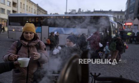  Seorang pengungsi Ukraina mengambil sup di stasiun kereta api di Przemysl, Polandia tenggara, Kamis, 17 Maret 2022. Penyakit menular seperti HIV, tuberkulosis (TB) dan Covid-19 kemungkinan akan menyebar di Ukraina di tengah invasi Rusia.