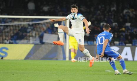 Bek Manchester United (MU) dan timnas Inggris, Harry Maguire (kiri).