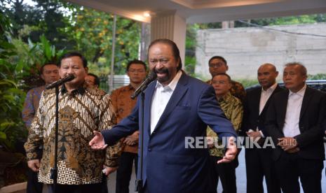 Presiden terpilih sekaligus Ketua Umum Partai Gerindra Prabowo Subianto bersama Ketua Umum Partai Nasdem Surya Paloh didampingi jajaran petinggi kedua partai memberikan keterangan usai  melakukan pertemuan di Kertanegara, Jakarta, Kamis (25/4/2024). Kedatangan Surya Paloh tersebut untuk bersilahturahmi pasca di tetapkannya Prabowo sebagai Presiden terpilih periode 2024-2029 oleh KPU. Dalam kesempatan itu pula Prabowo dan  Surya Paloh sepakat bekerja sama untuk kepentingan rakyat Indonesia.