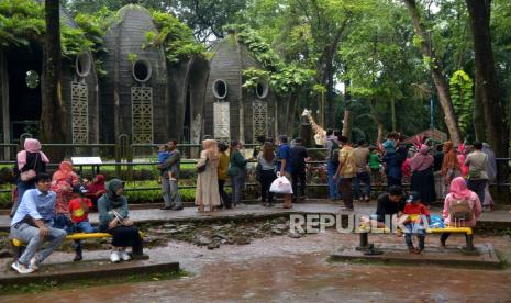 Sejumlah pengunjung memadati Taman Margasatwa Ragunan di Jakarta, Ahad (1/1/2023).