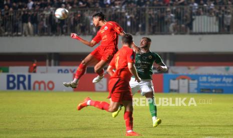 Bek tengah Persija Jakarta, Rizky Rhido memotong bola umpan lambung untuk penyerang PSS Sleman Yevhen Baha pada lanjutan pertandingan BRI Liga 1 2023/2024 di Stadion Maguwoharjo, Sleman, Yogyakarta, Jumat (4/8/2023). Pada pertandingan ini tim tamu Persija Jakarta berhasil mencuri poin usai mengalahkan PSS Sleman dengan skor 1-3.